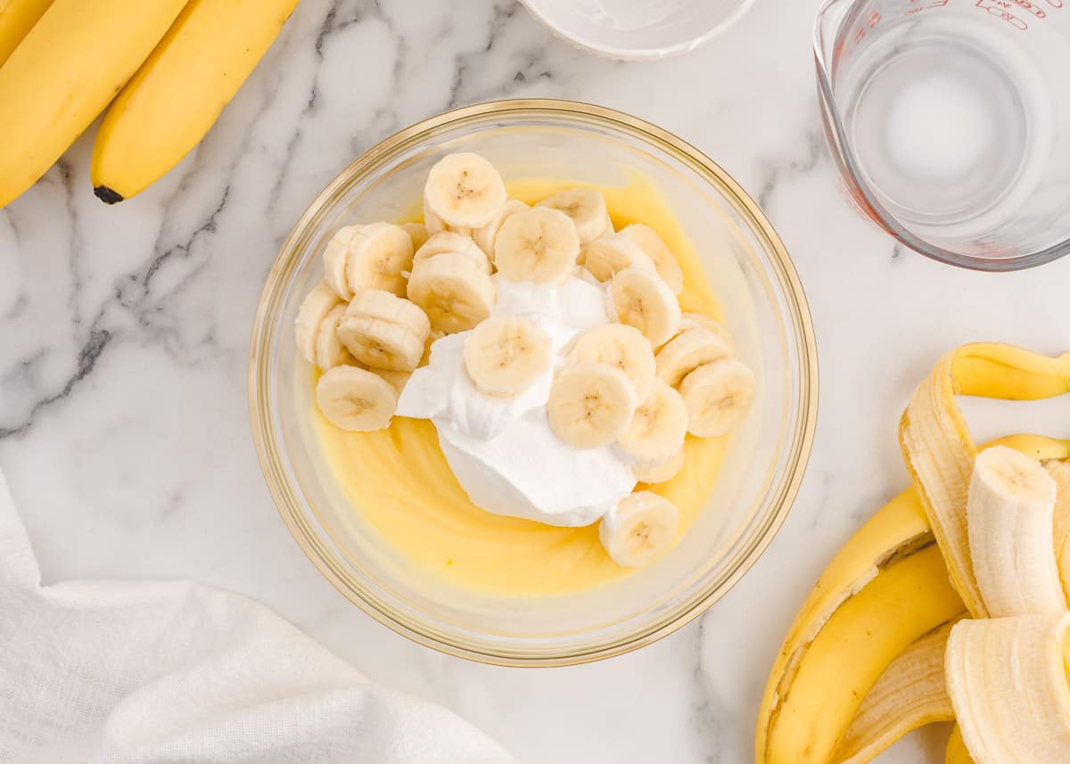 Bananas and whipped cream in pudding.