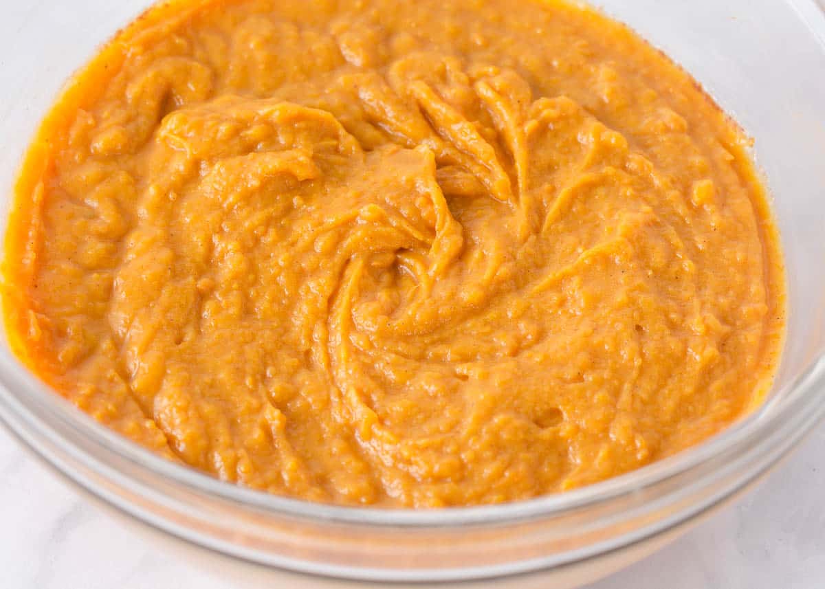 Mashed sweet potato i a bowl.