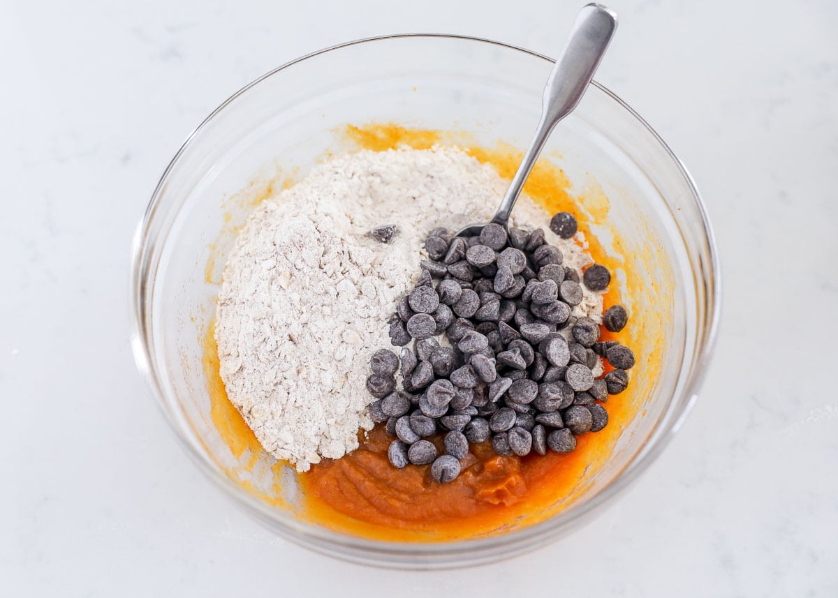 Add chocolate chips, flour, spices and oats to pumpkin puree in a bowl.