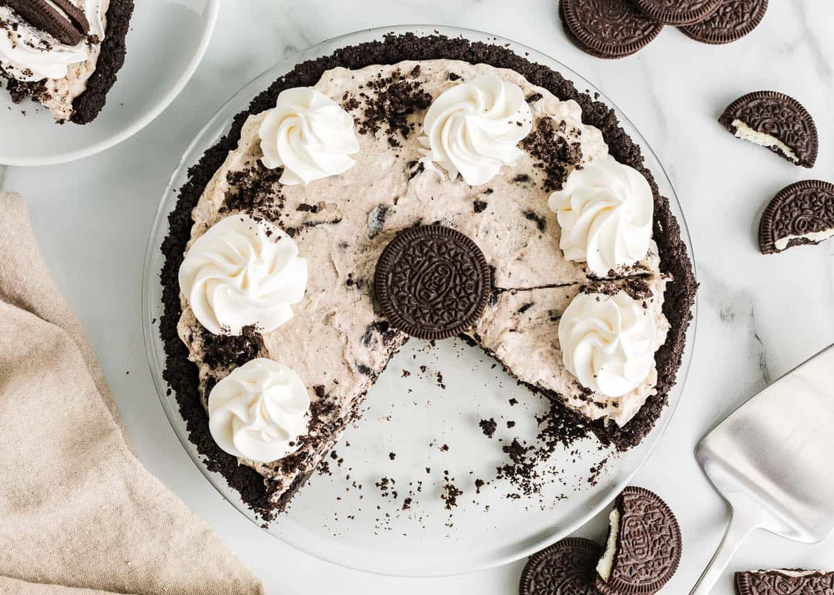 Oreo pie in a glass dish.