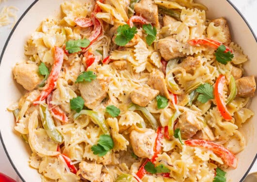 Chicken fajita pasta in a skillet.