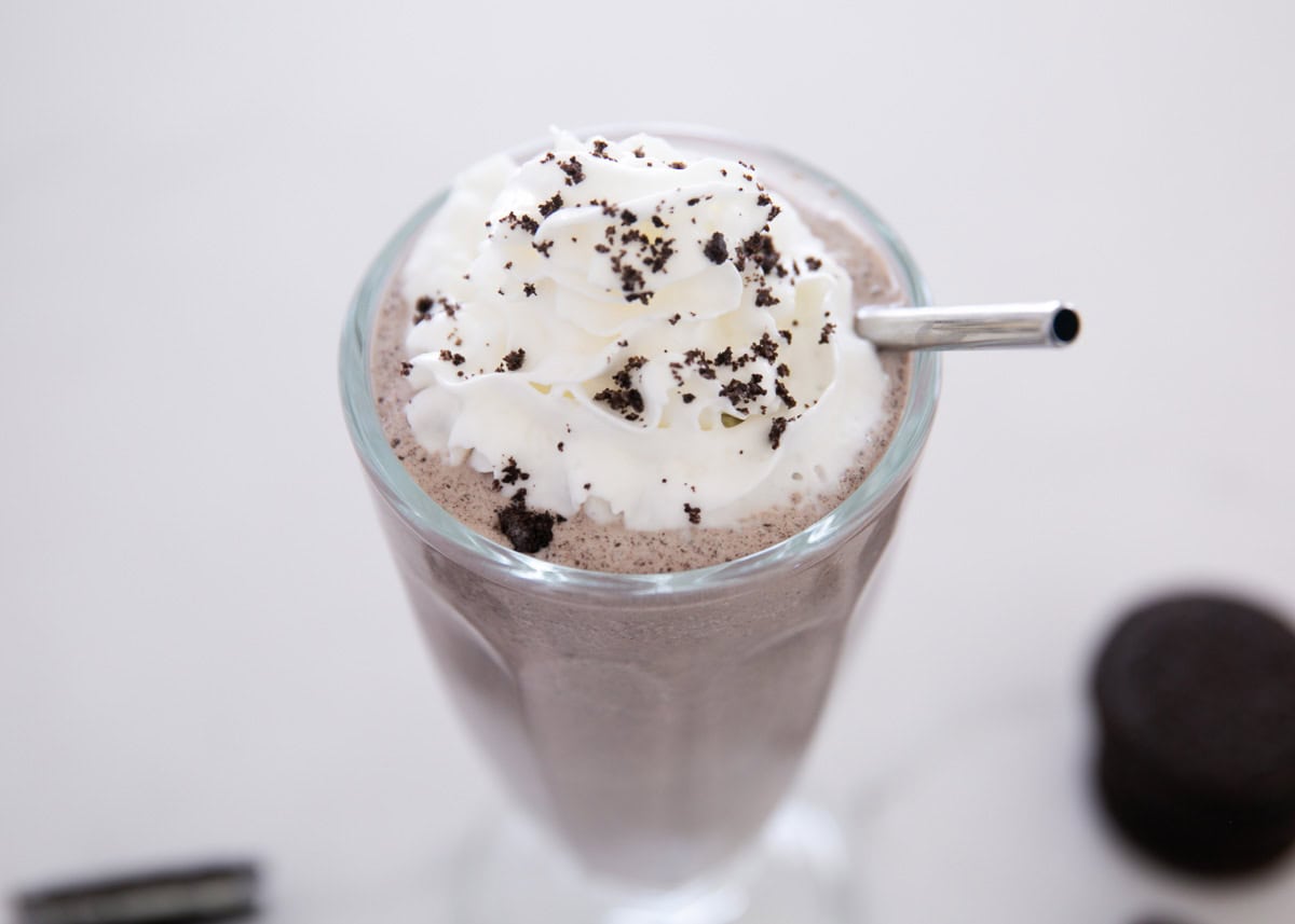 Oreo milkshake in a glass cup.