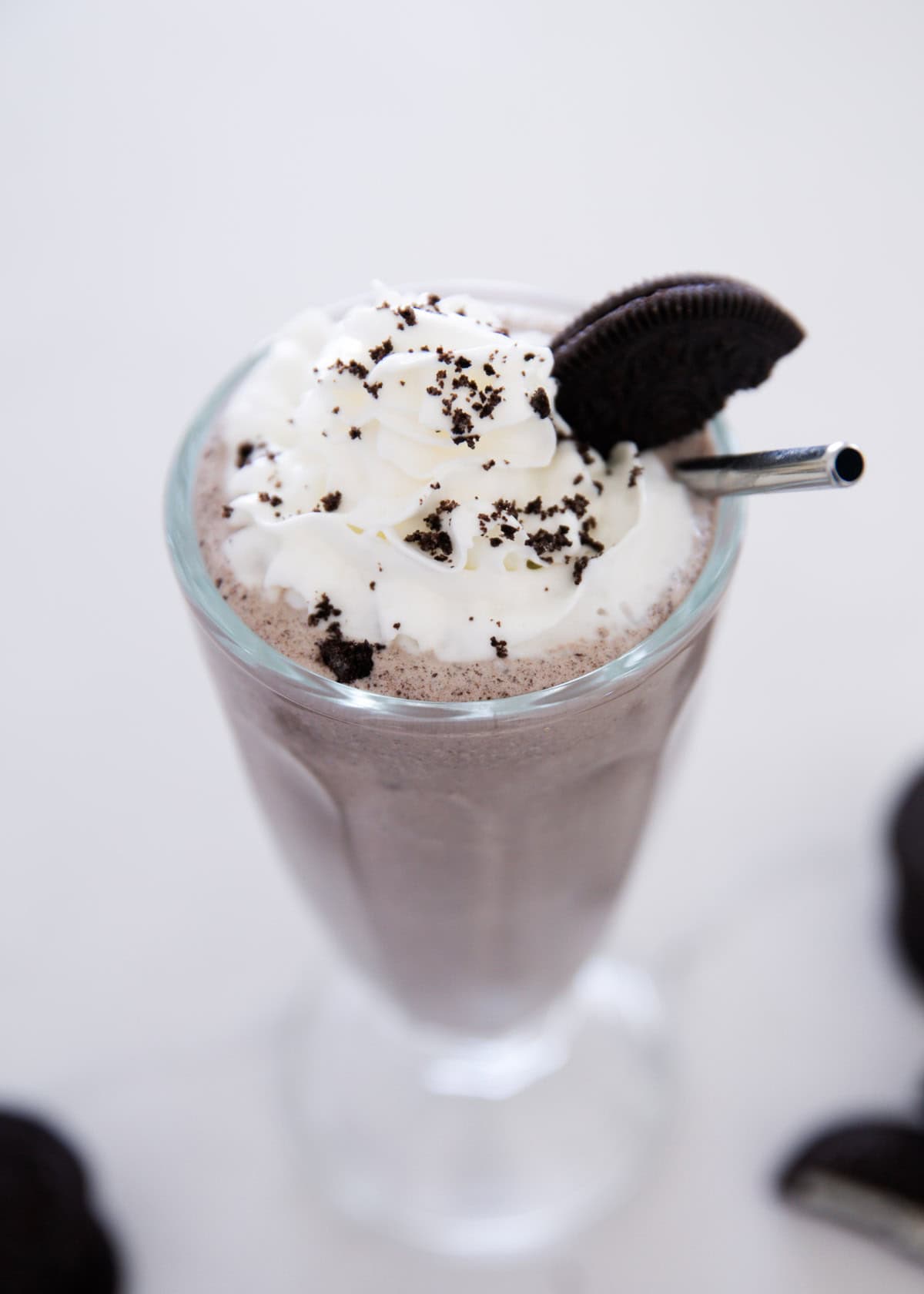 Oreo milkshake in a glass cup.